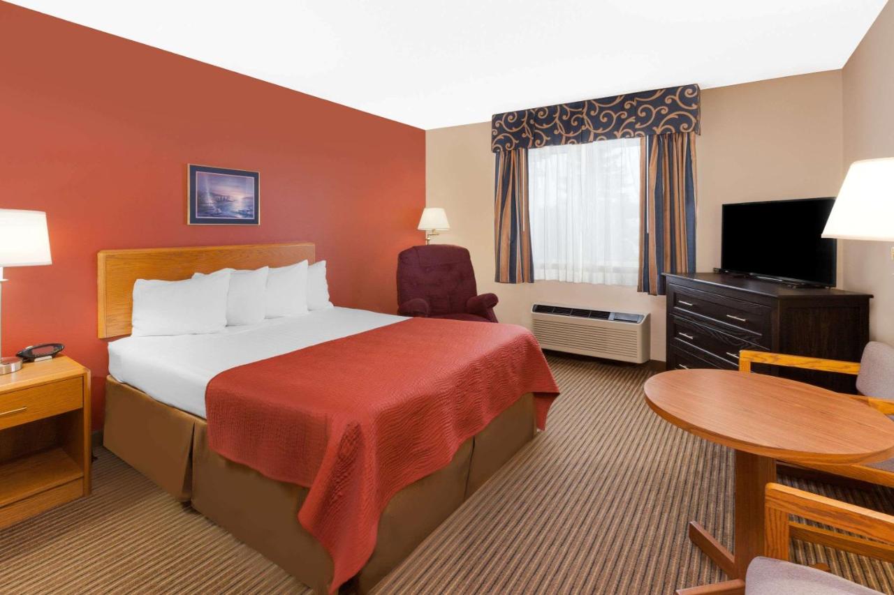 | Super 8 by Wyndham St. Ignace