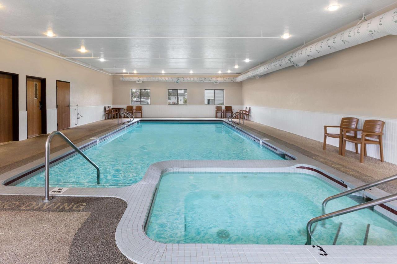 | Super 8 by Wyndham St. Ignace