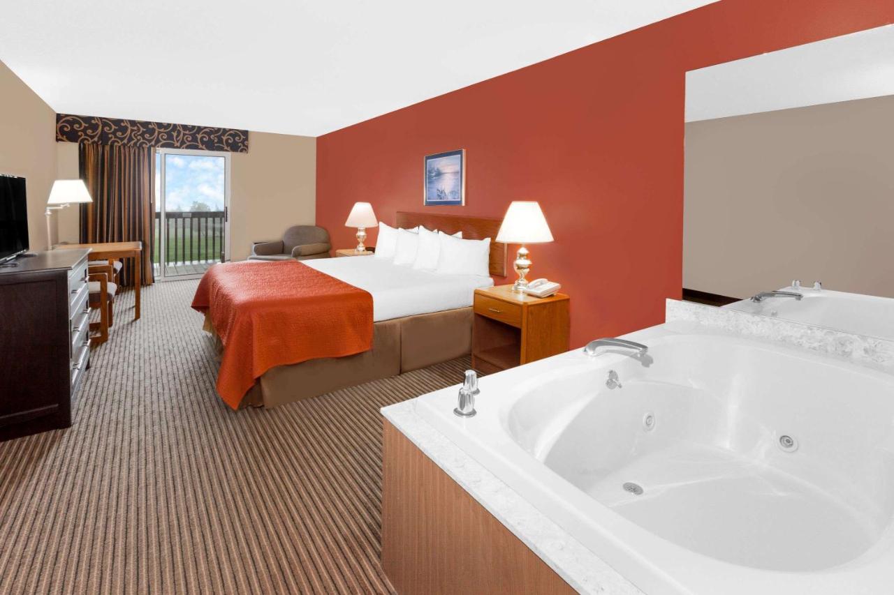 | Super 8 by Wyndham St. Ignace