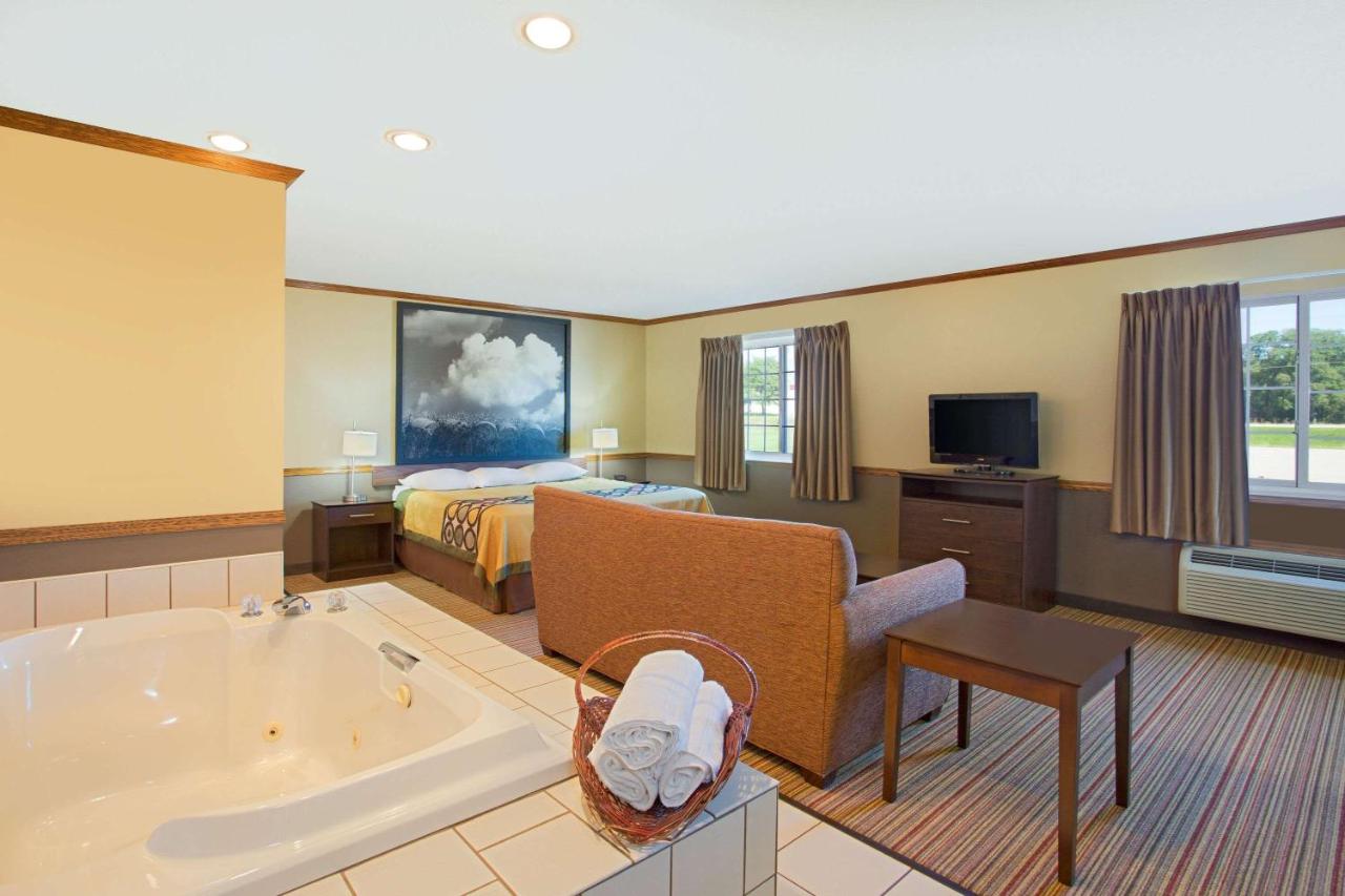  | Super 8 by Wyndham New Hampton