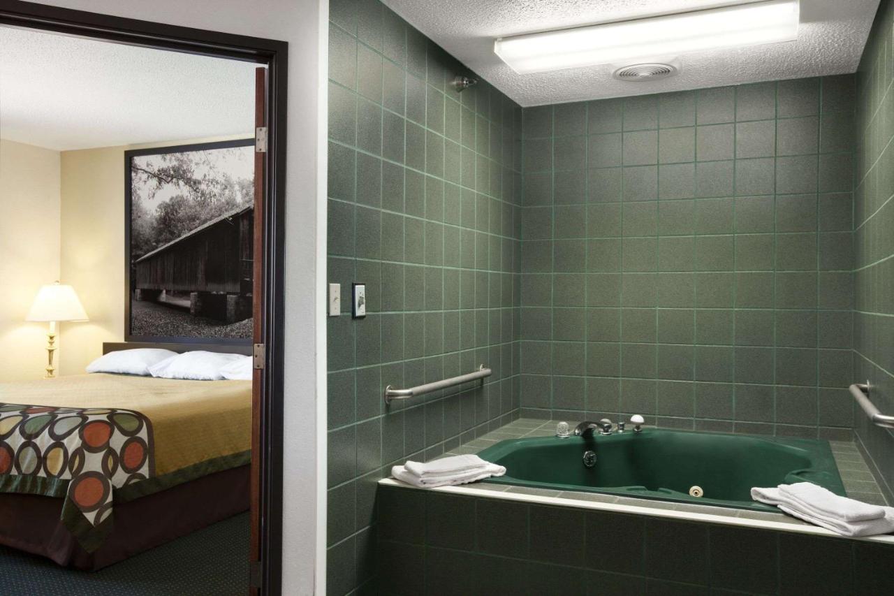 | Super 8 by Wyndham Bowling Green