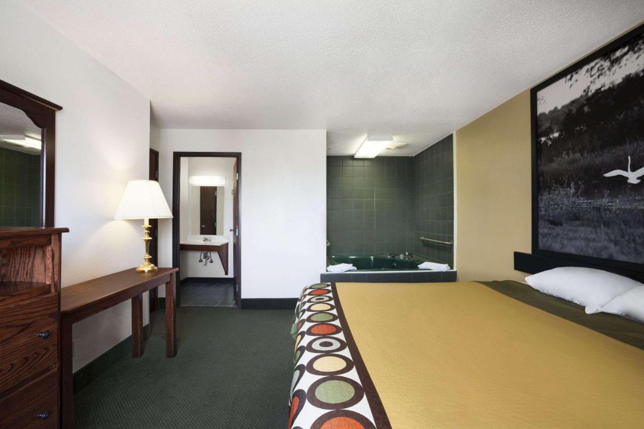 | Super 8 by Wyndham Bowling Green