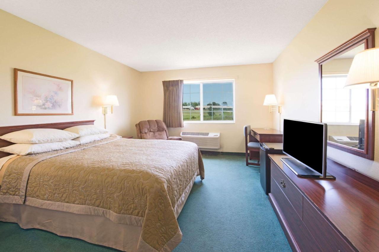 | Super 8 by Wyndham Richmond