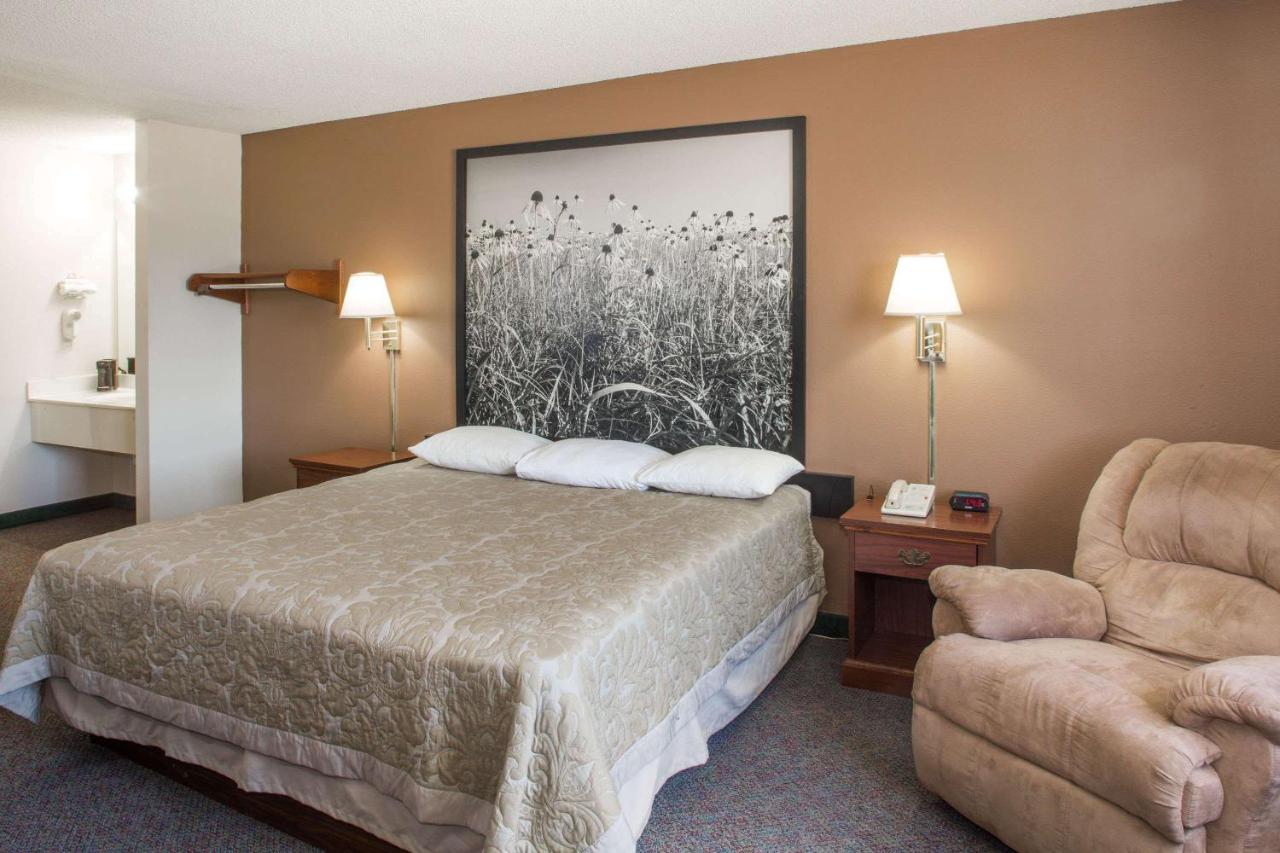 | Super 8 by Wyndham Richmond