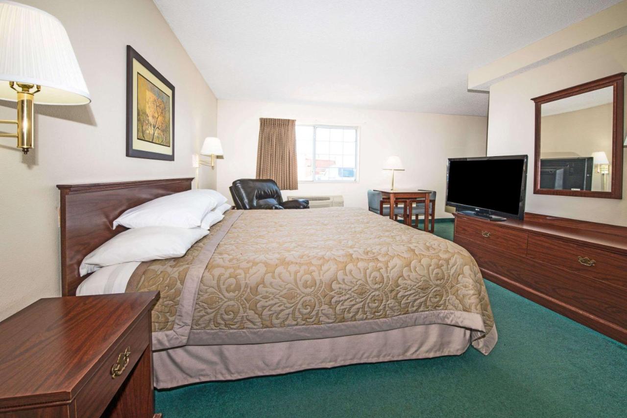 | Super 8 by Wyndham Richmond