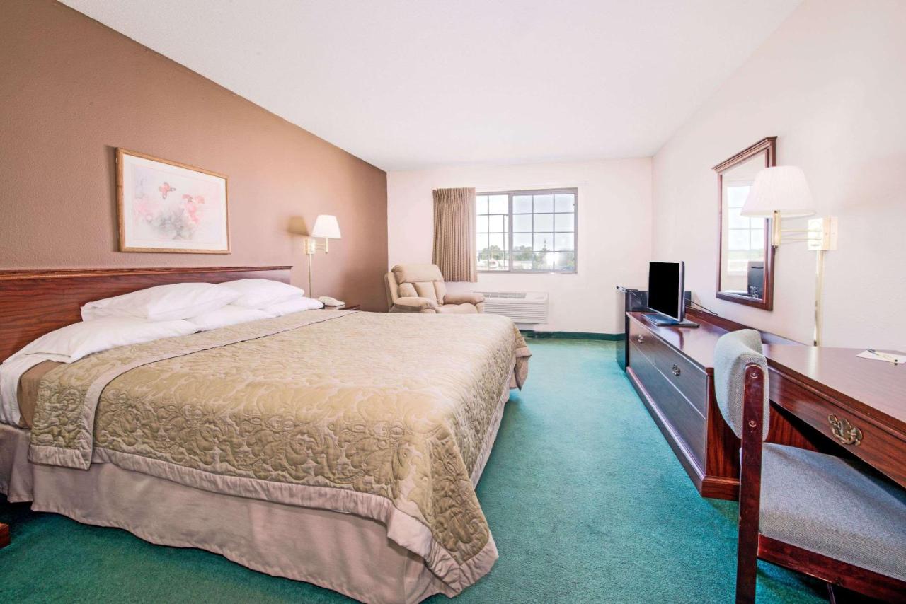 | Super 8 by Wyndham Richmond