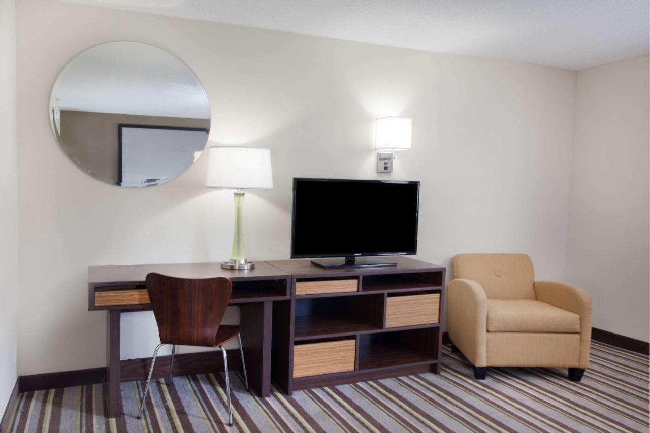 | Super 8 by Wyndham Chicago/Rosemont/O'Hare/SE