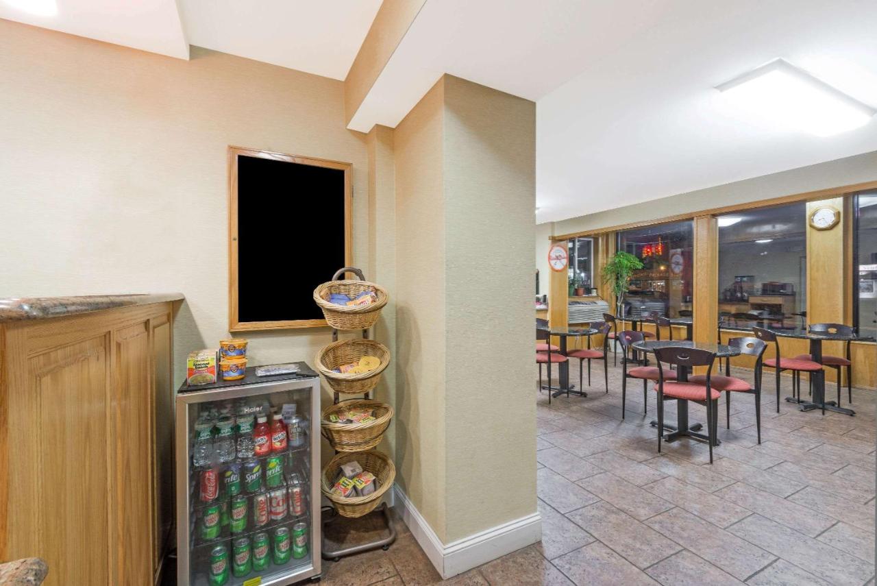 | Howard Johnson by Wyndham Rocky Hill