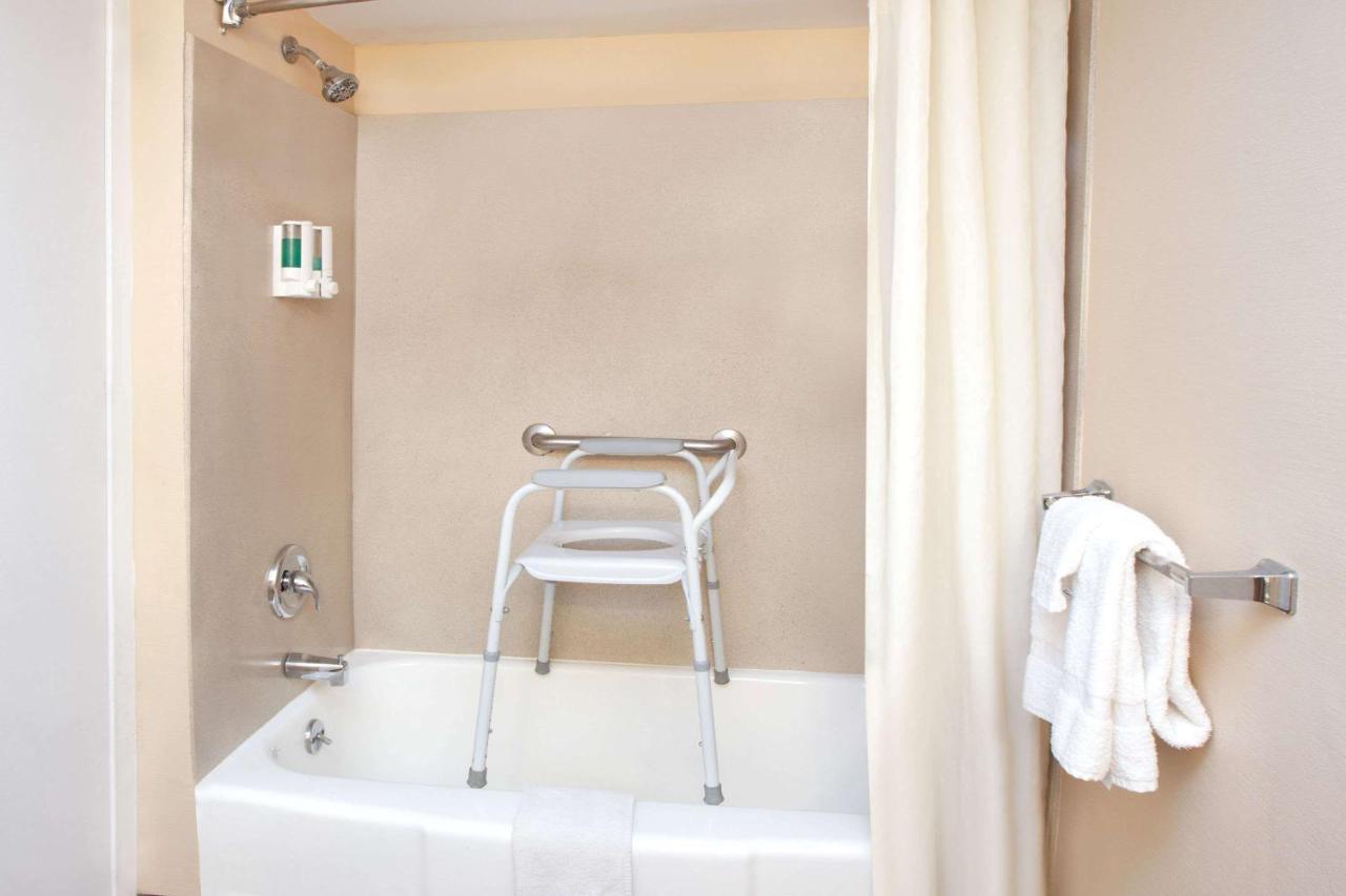 | Super 8 by Wyndham Chicago/Rosemont/O'Hare/SE