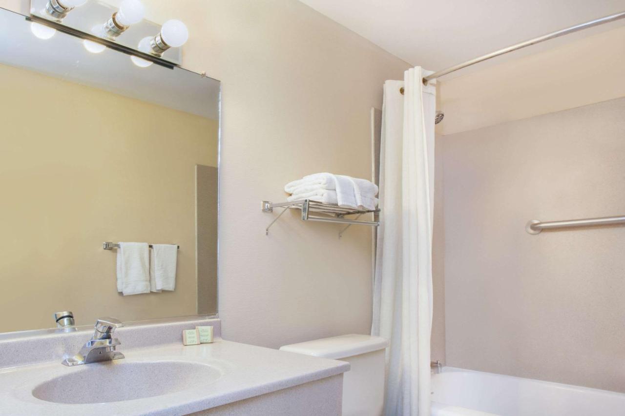 | Super 8 by Wyndham Chicago/Rosemont/O'Hare/SE