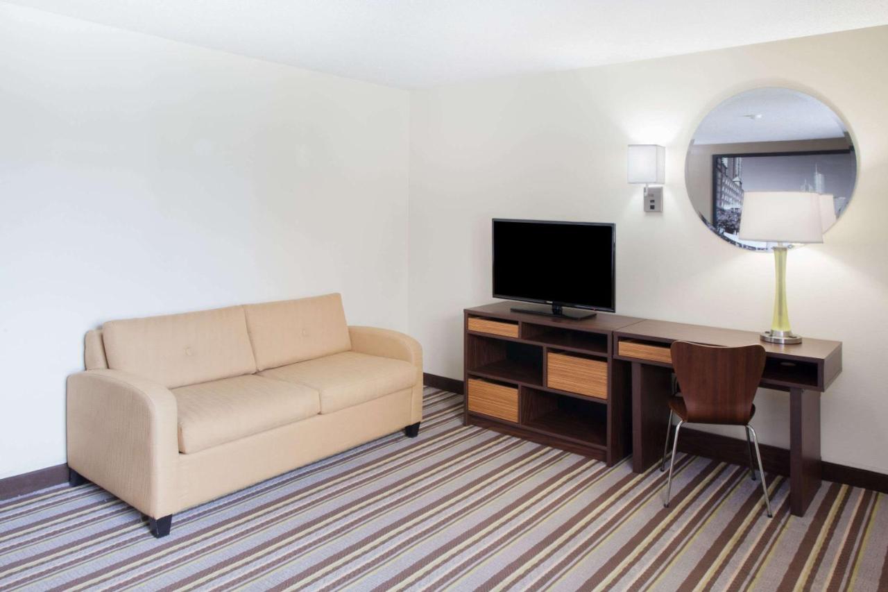 | Super 8 by Wyndham Chicago/Rosemont/O'Hare/SE