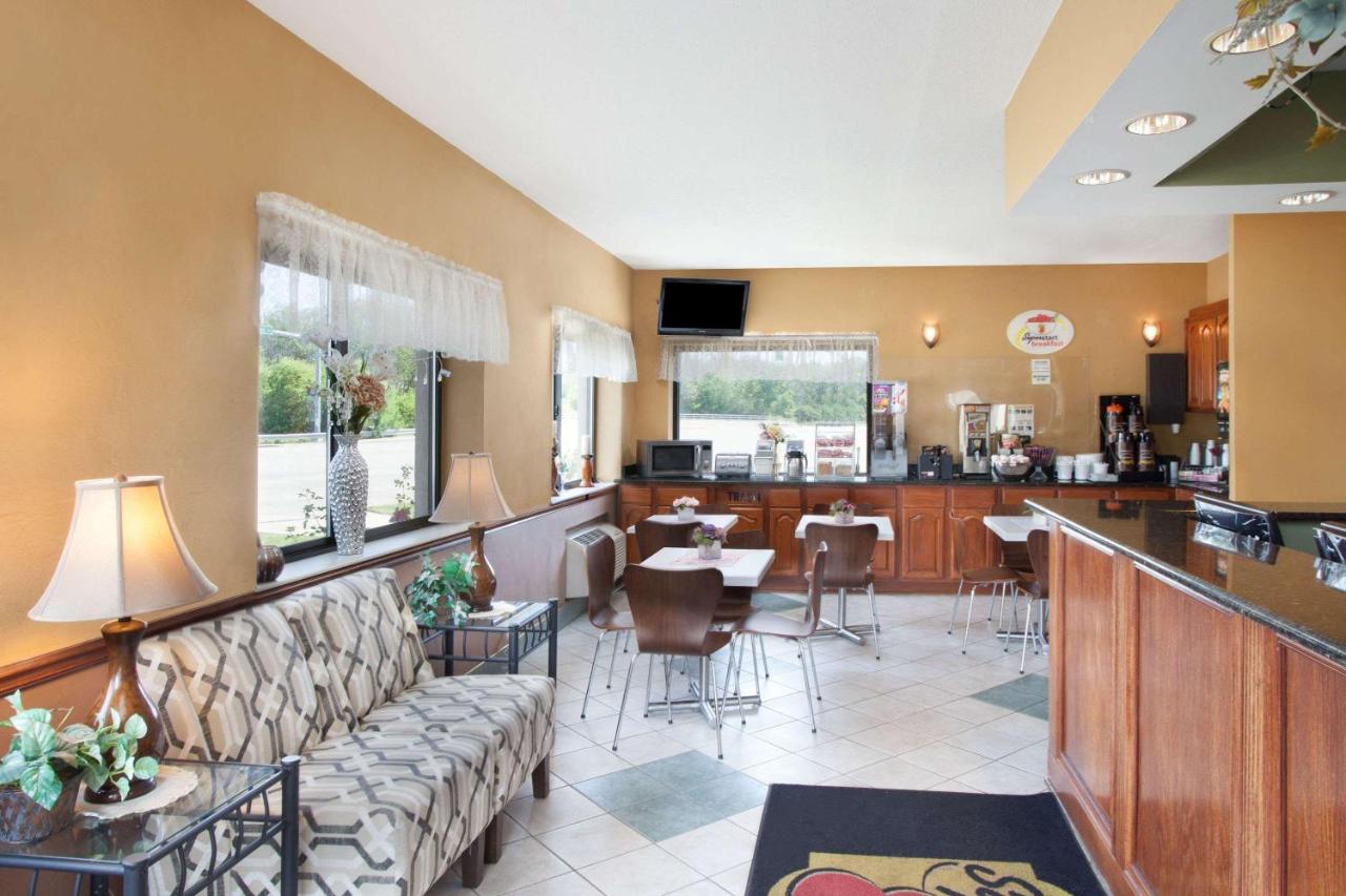 | Super 8 by Wyndham Chicago/Rosemont/O'Hare/SE