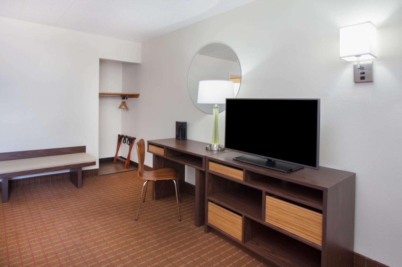 | Super 8 by Wyndham Chicago/Rosemont/O'Hare/SE