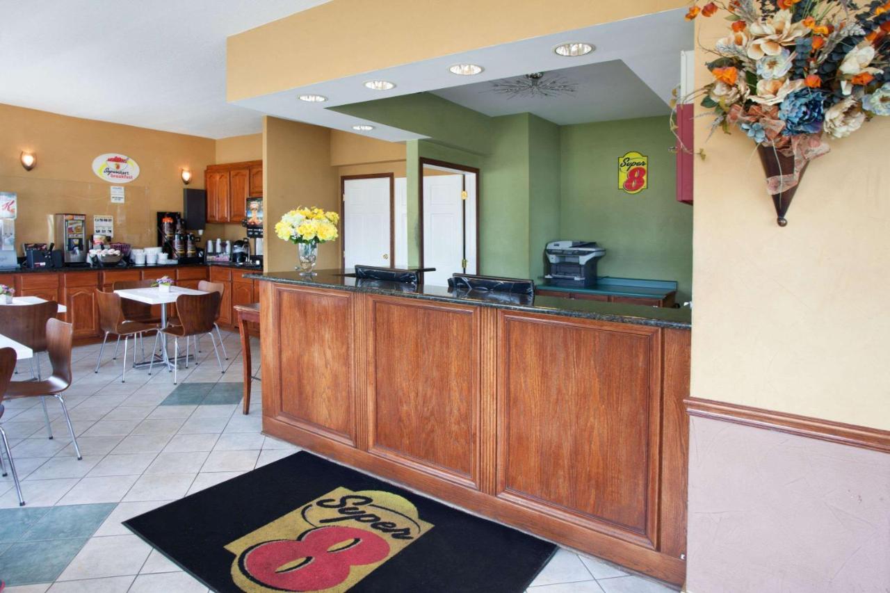 | Super 8 by Wyndham Chicago/Rosemont/O'Hare/SE