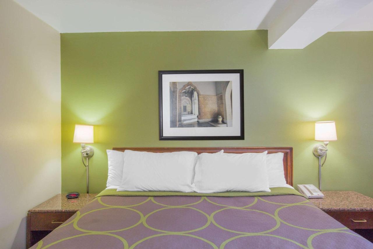 Deluxe King Room - Smoking at Super 8 by Wyndham Jasper