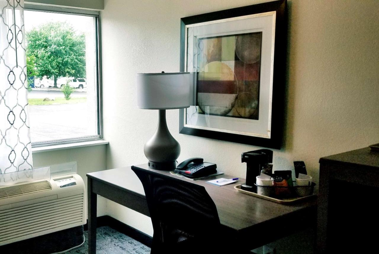 King Room - Non-Smoking at Baymont by Wyndham Des Moines North