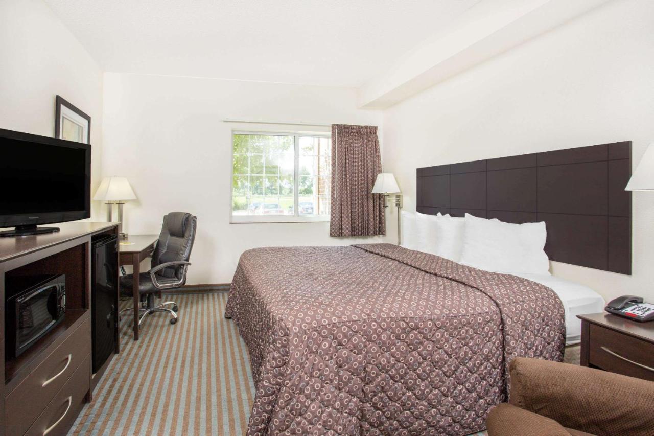 King Room - Mobility Access/Non-Smoking at Super 8 by Wyndham Cedar Falls IA - University