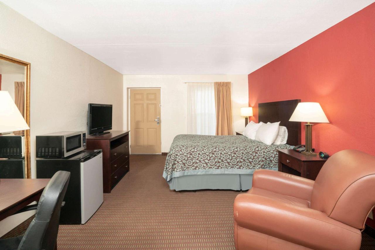 Queen Room - Non-Smoking at Days Inn by Wyndham Cave City