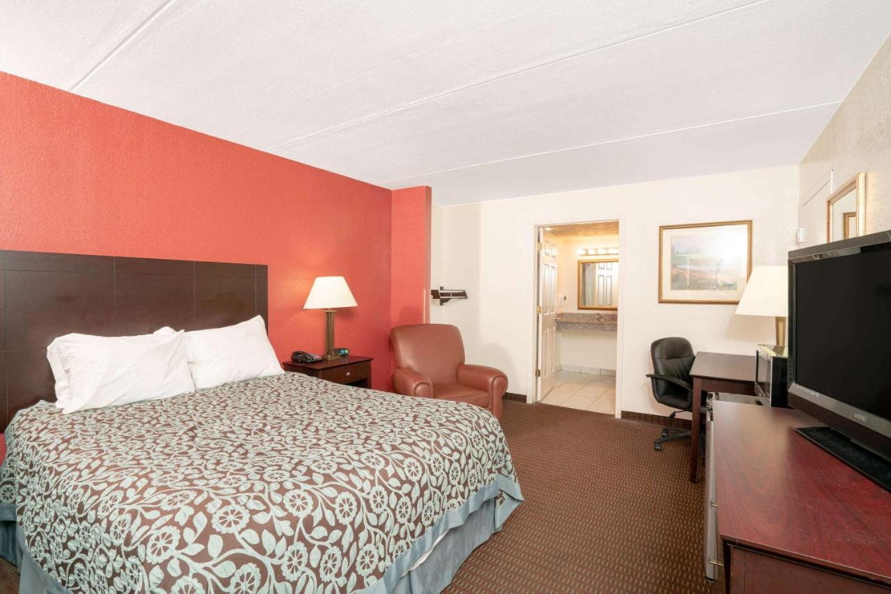 Queen Room - Non-Smoking at Days Inn by Wyndham Cave City