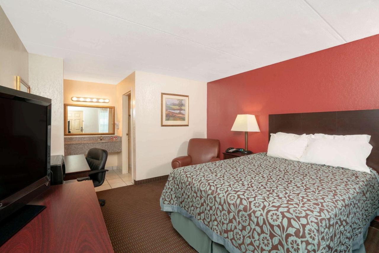 Queen Room - Non-Smoking at Days Inn by Wyndham Cave City