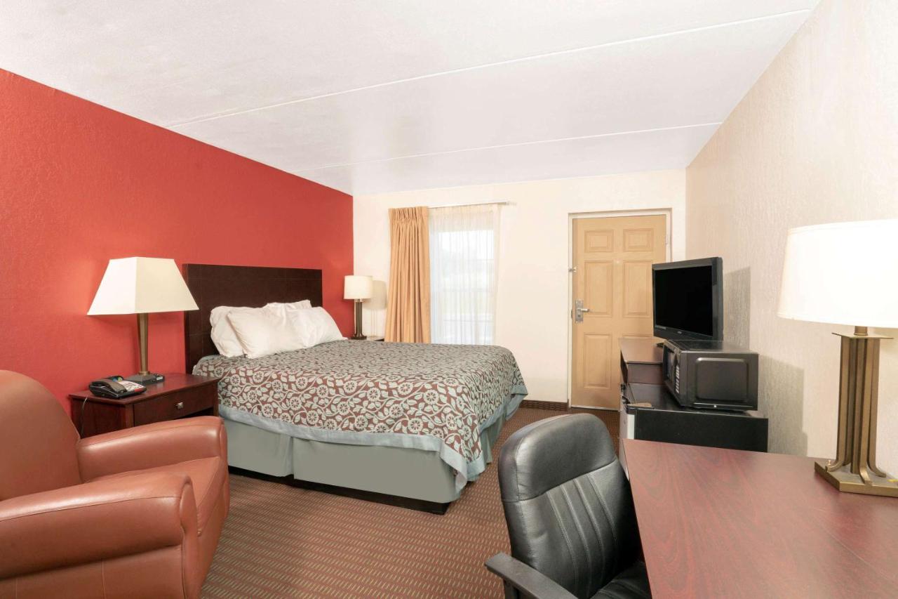 Queen Room - Non-Smoking at Days Inn by Wyndham Cave City