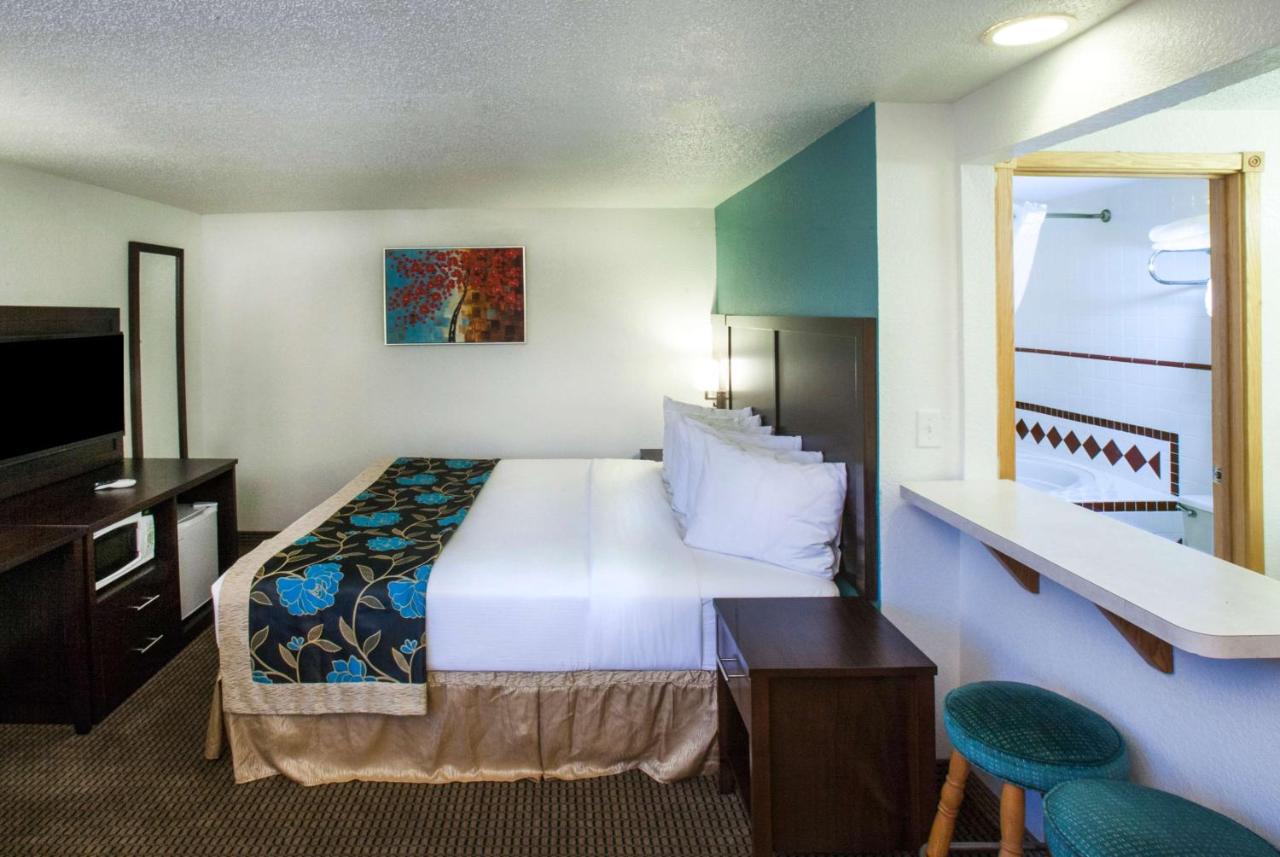 Queen Room - Non-Smoking at Baymont by Wyndham Keystone Near Mt. Rushmore