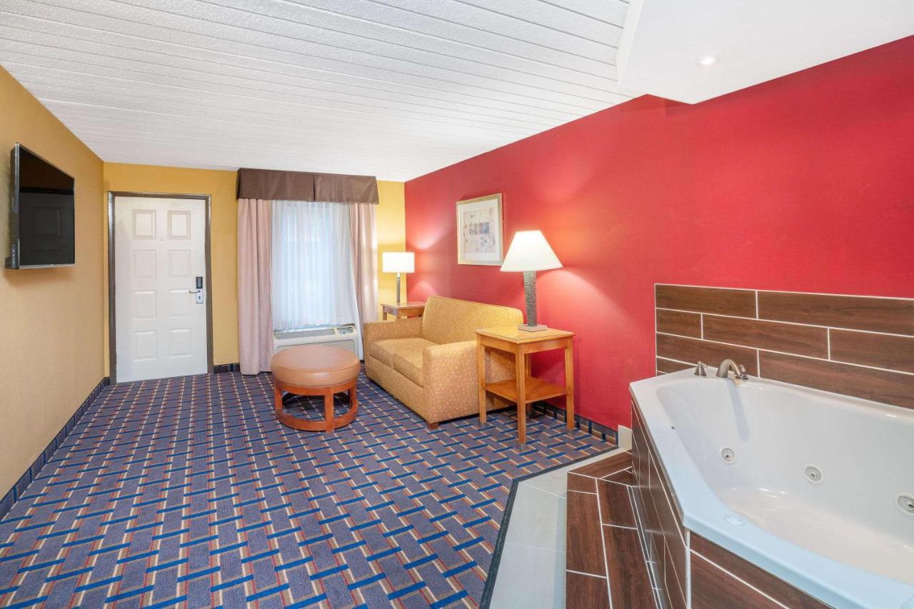 One-Bedroom King Suite - Non-Smoking at Baymont by Wyndham Knoxville I-75