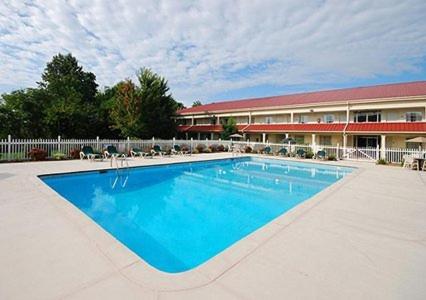 Deluxe Queen Room at Greeneville Inn and Suites