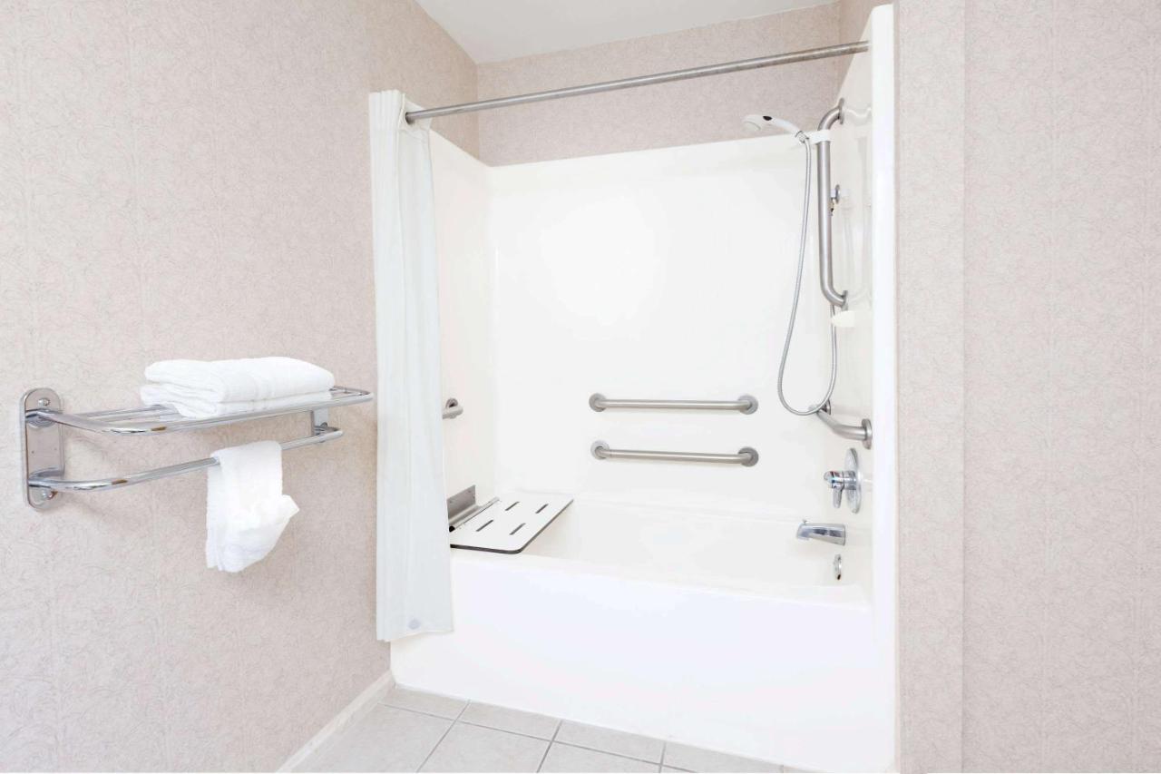 King Room - Disability Access - Non-Smoking at Super 8 by Wyndham Pine Bluff