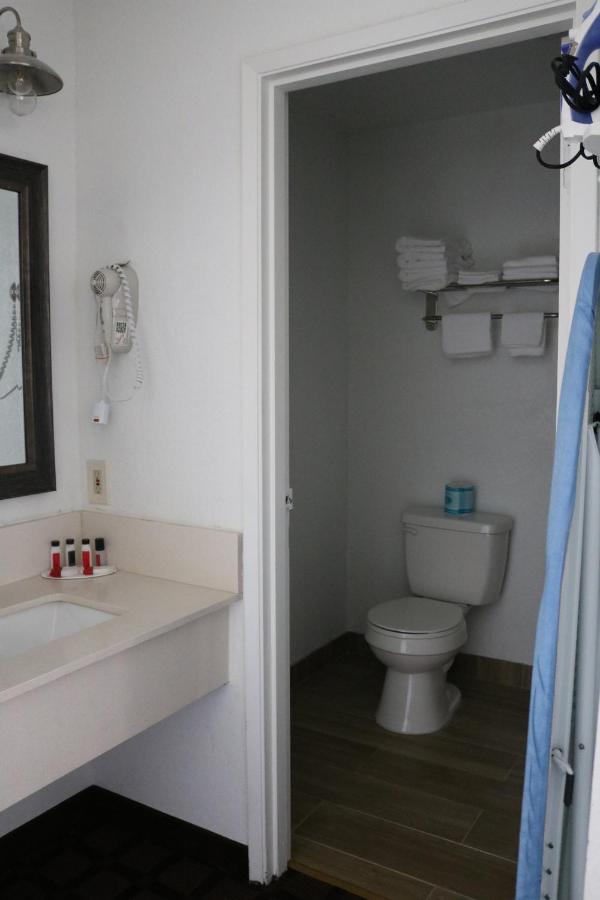 King Suite - Non-Smoking at Umpqua Valley Hotel