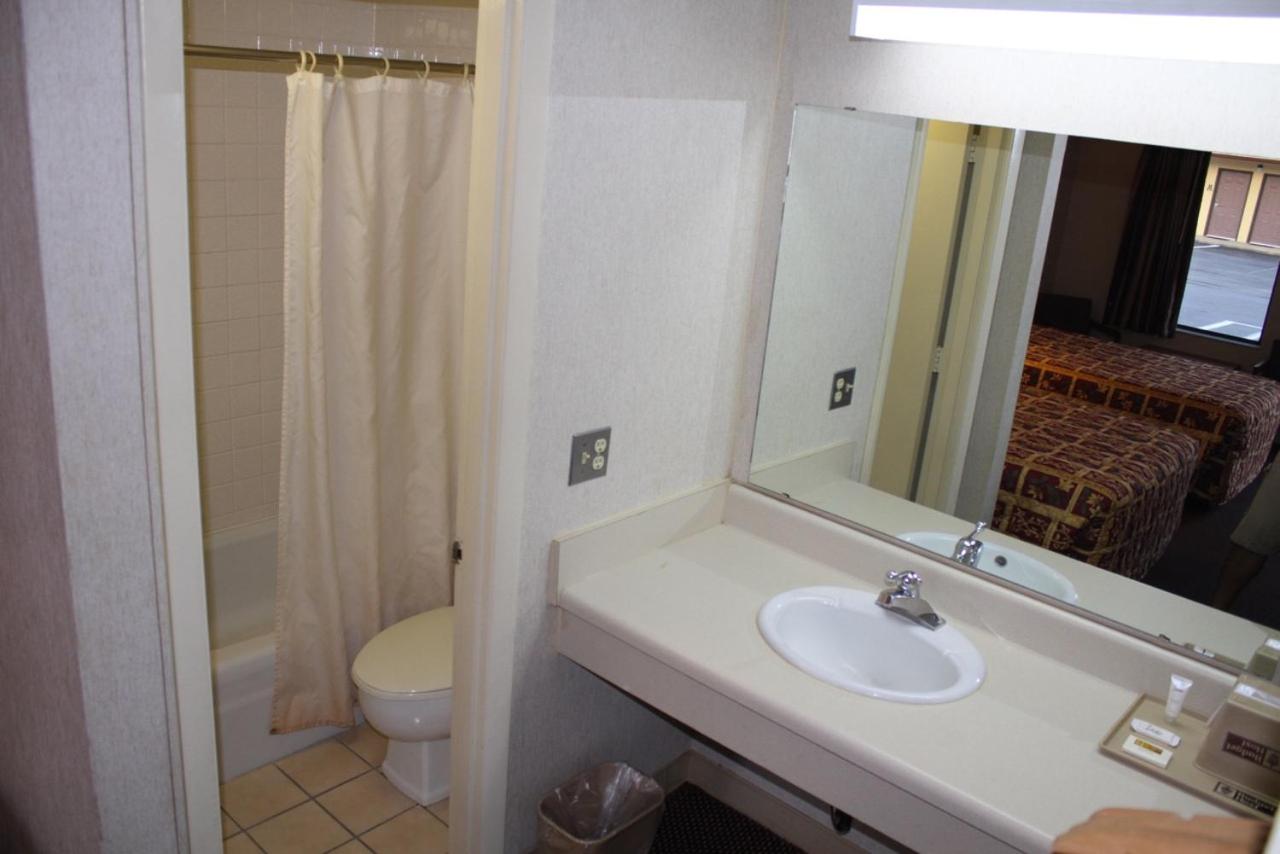 | Budget Host Inn Bristol