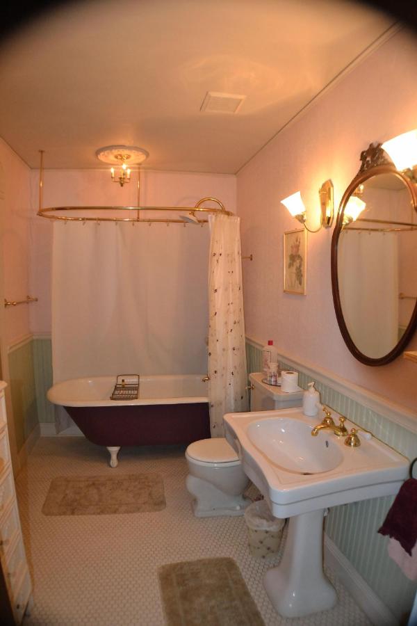  | Carleton House Bed and Breakfast