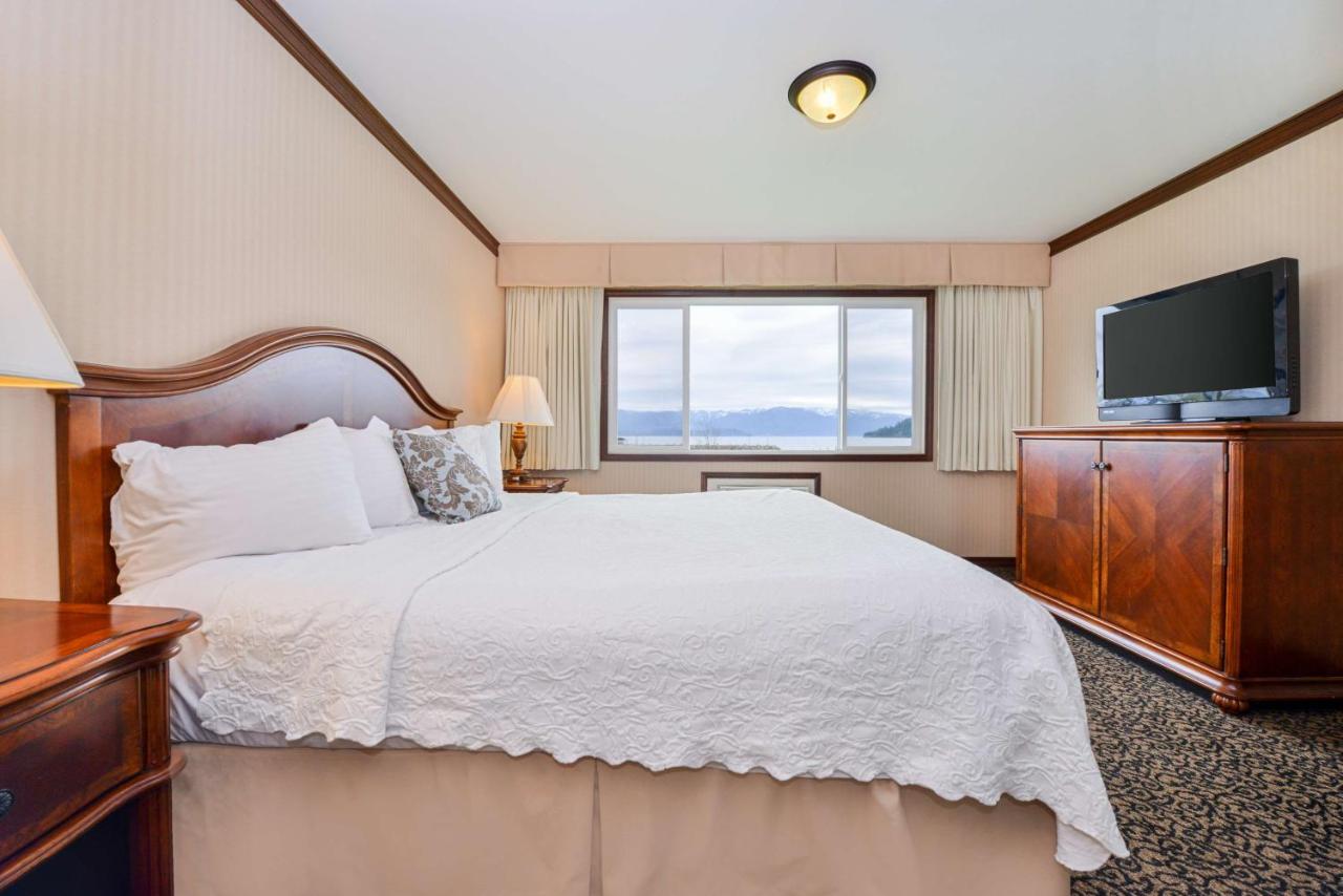King Suite with Lake View - Non smoking at Best Western Edgewater Resort