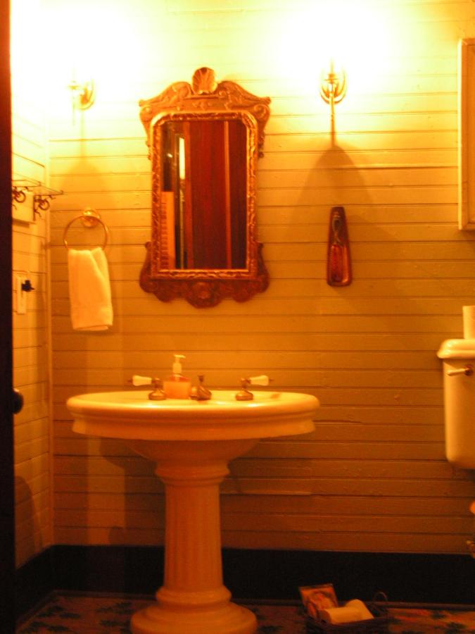  | Carleton House Bed and Breakfast