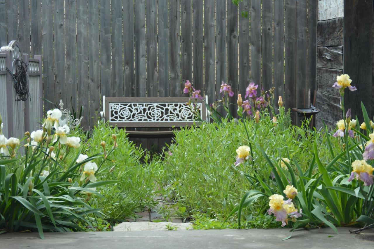  | Carleton House Bed and Breakfast