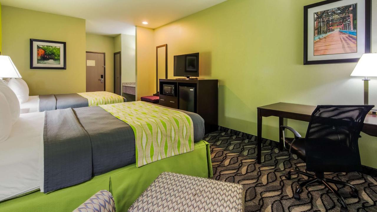 Queen Room with Two Queen Beds and Spa Bath at Best Western Mt.Vernon Inn