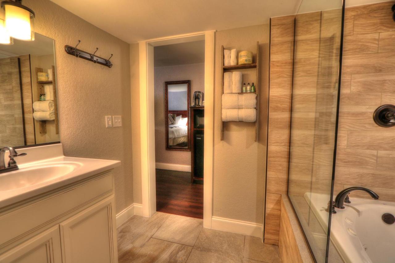 King Suite with Balcony at River Edge Inn