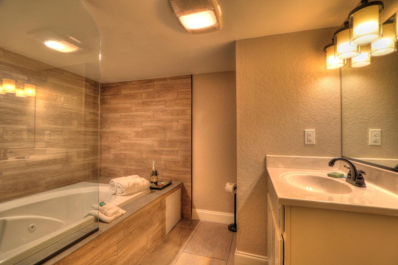 King Suite with Balcony at River Edge Inn