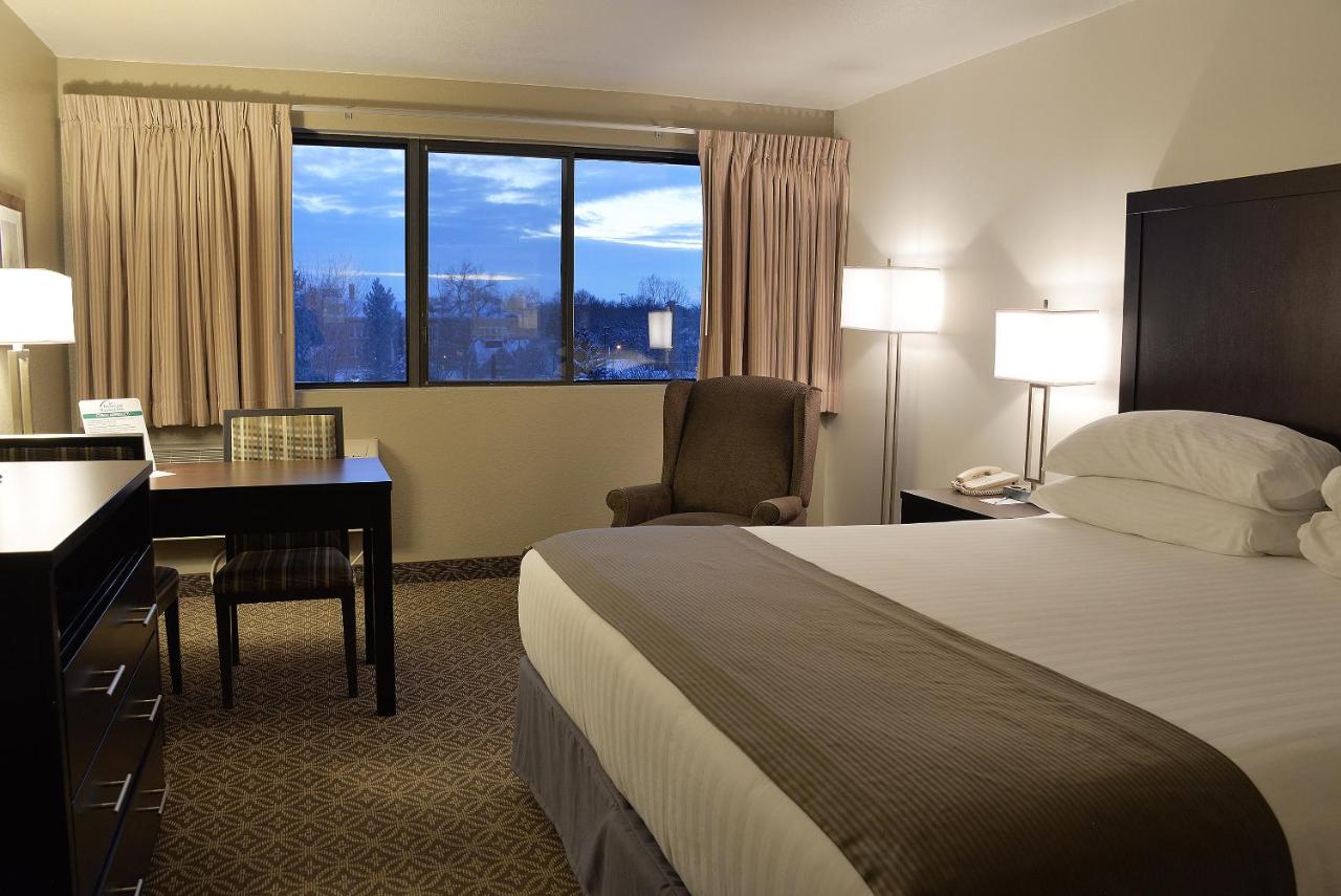 Superior King Room at Riversage Billings Inn