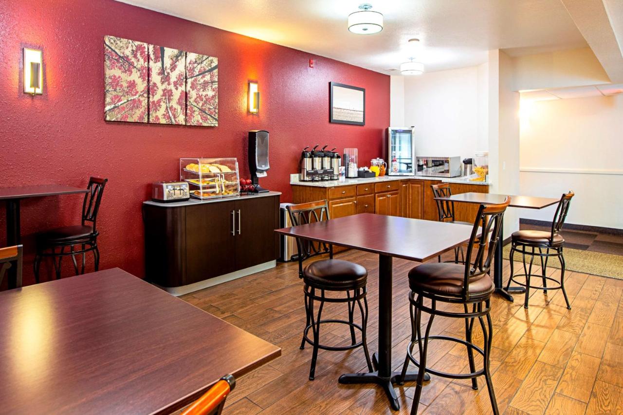  | Seasons Inn Traverse City