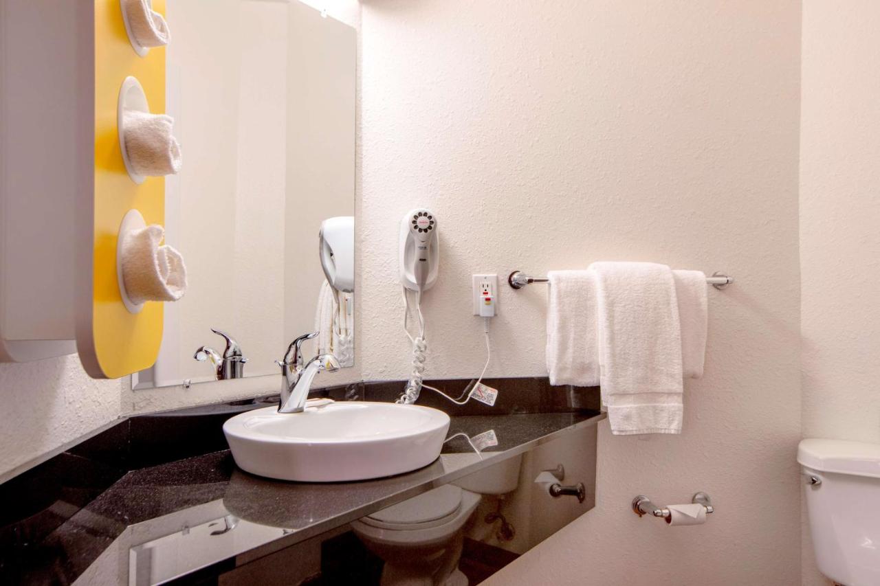  | Seasons Inn Traverse City