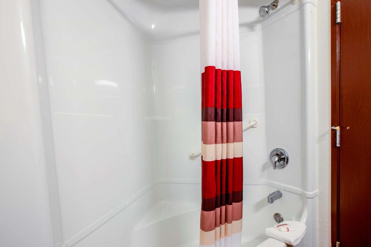  | Seasons Inn Traverse City