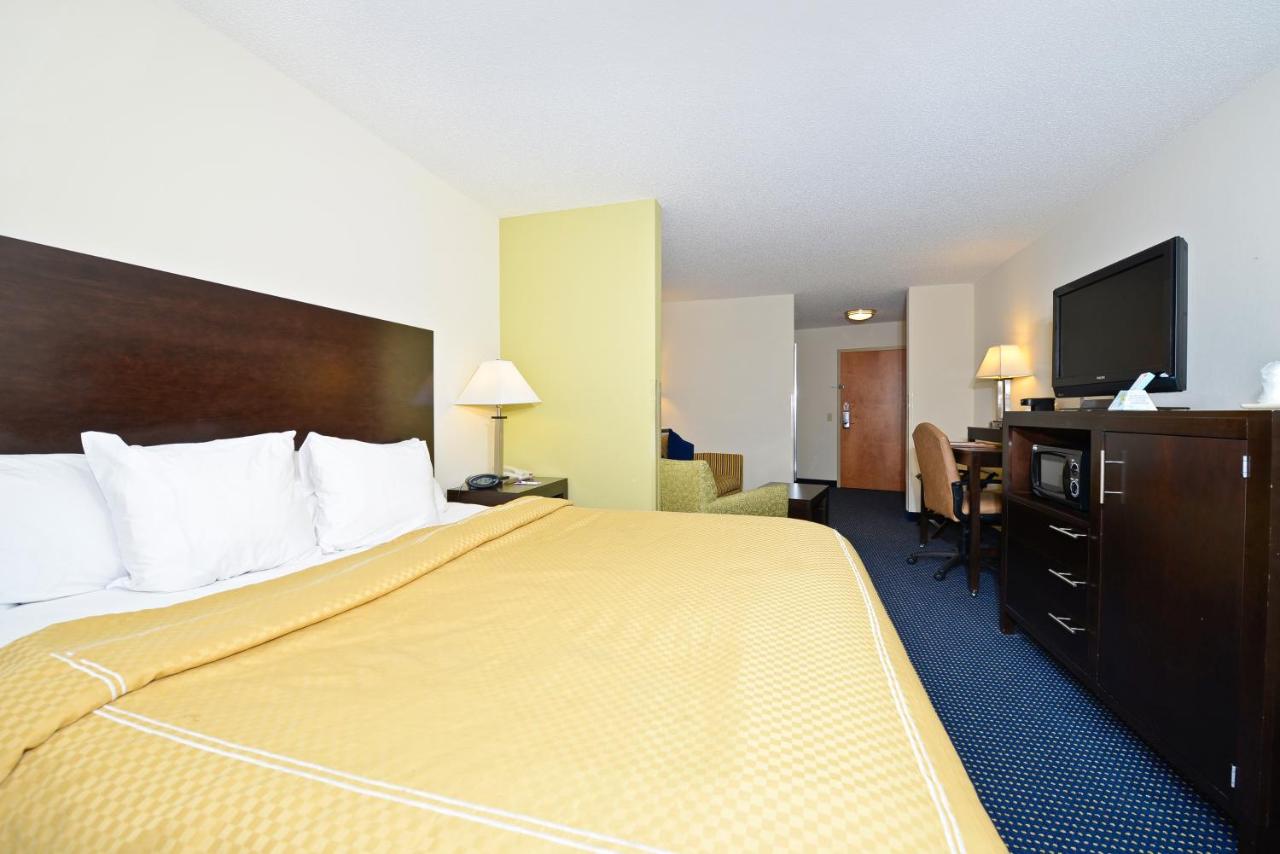 King Suite - Non-Smoking at Comfort Suites Lancaster Amish Country