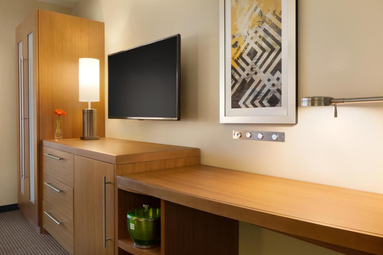 Deluxe King Room at Hyatt Place Niagara Falls