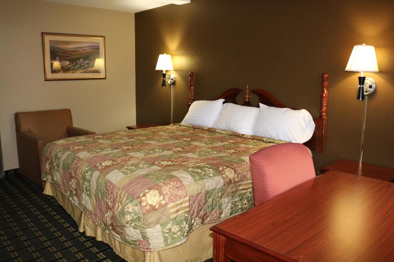 King Room - Non-Smoking at Battlefield Inn Springfield