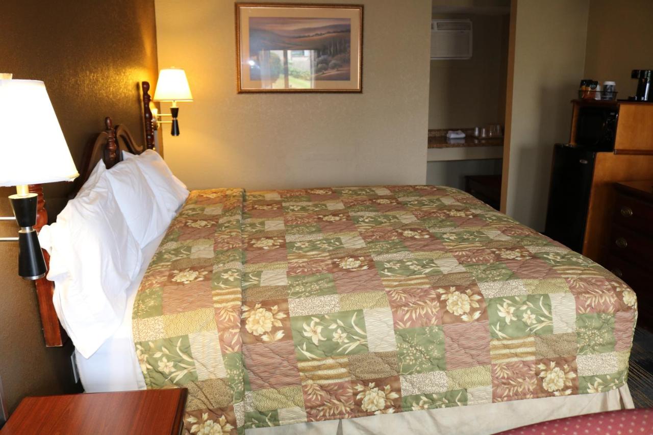King Room - Non-Smoking at Battlefield Inn Springfield