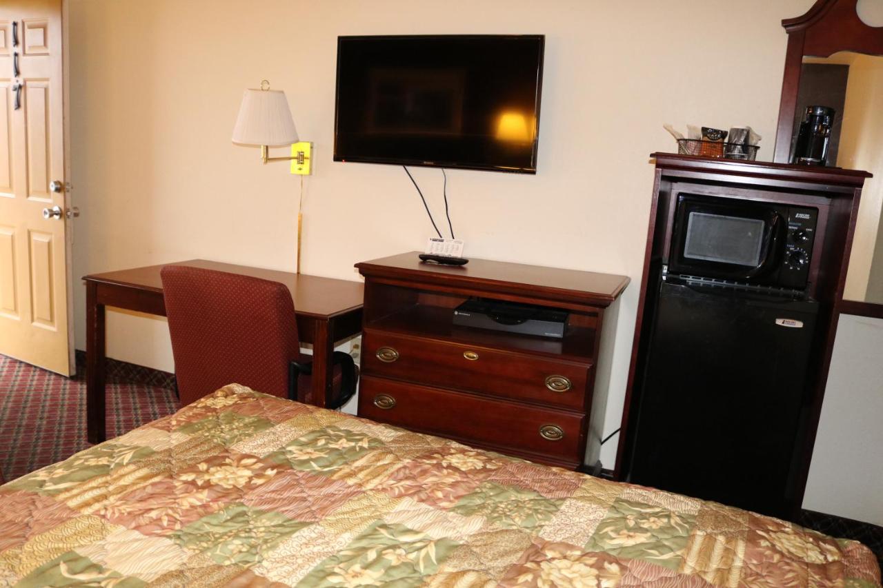 King Room - Non-Smoking at Battlefield Inn Springfield