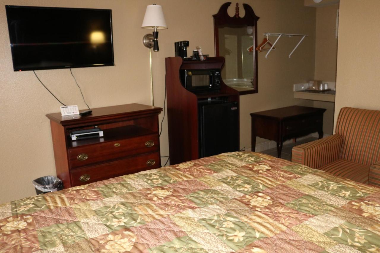 King Room - Non-Smoking at Battlefield Inn Springfield