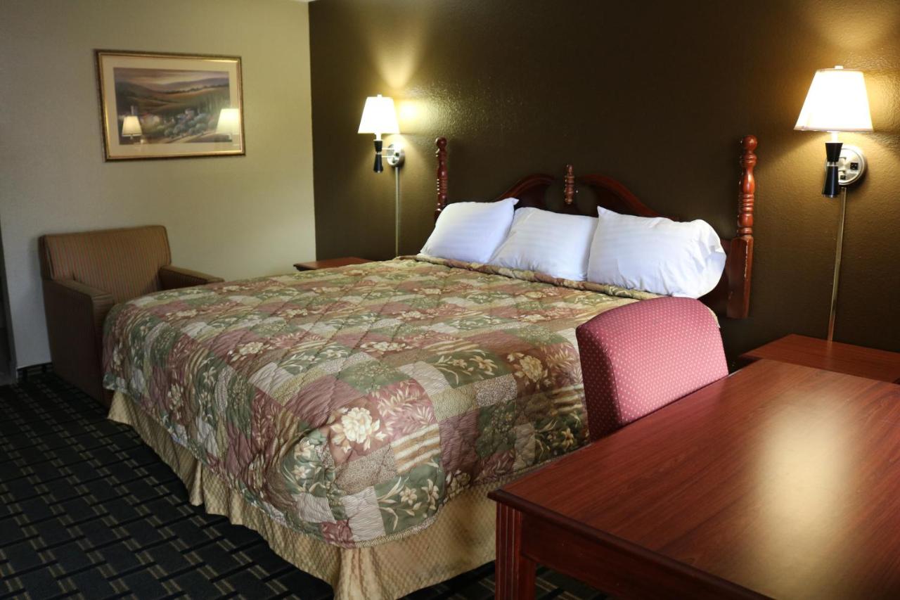 King Room - Non-Smoking at Battlefield Inn Springfield