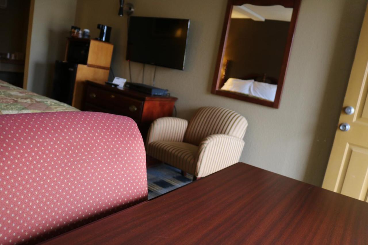King Room - Non-Smoking at Battlefield Inn Springfield